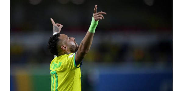 Neymar mottar Brasil FAs rekordstore trøye med 79 mål